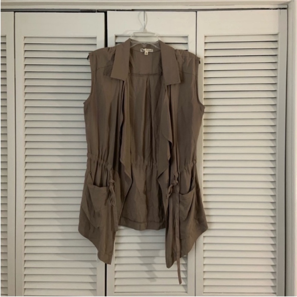 EUC M beige vest with cinch waist and pockets About a girl MOVING SALE